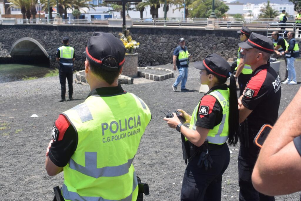 Agentes de la Policía Canaria realizan una práctica de vuelo con dron en Lanzarote
