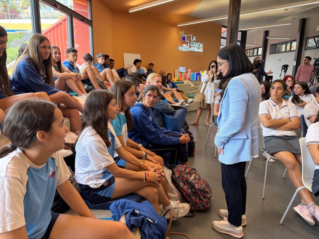La Semana de la Administración abierta acerca a los estudiantes al Ayuntamiento de Las Palmas de Gran Canaria. Carolina Darias junto al alumnado del La Salle y las Salesianas/ Ayuntamiento de Las Palmas de Gran Canaria.