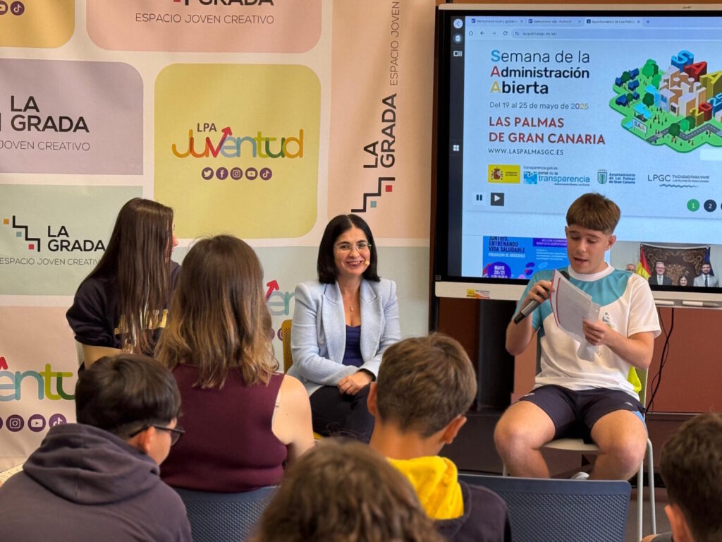 La Semana de la Administración abierta acerca a los estudiantes al Ayuntamiento de Las Palmas de Gran Canaria. Encuentro de Carolina Darias con alumnos del La Salle y Salesianas en el Espacio La Grada/ Ayuntamiento de Las Palmas de Gran Canaria.