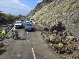 Cortada la LP-5 cerca del aeropuerto de La Palma por un desprendimiento. Imagen: Cabildo de La Palma.