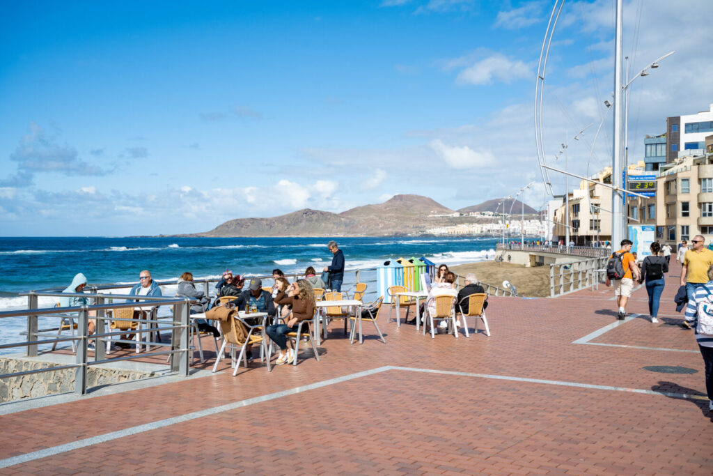 Detienen a un joven por agredir e intentar robar a un vendedor ambulante en el Paseo de Las Canteras, en Gran Canaria.