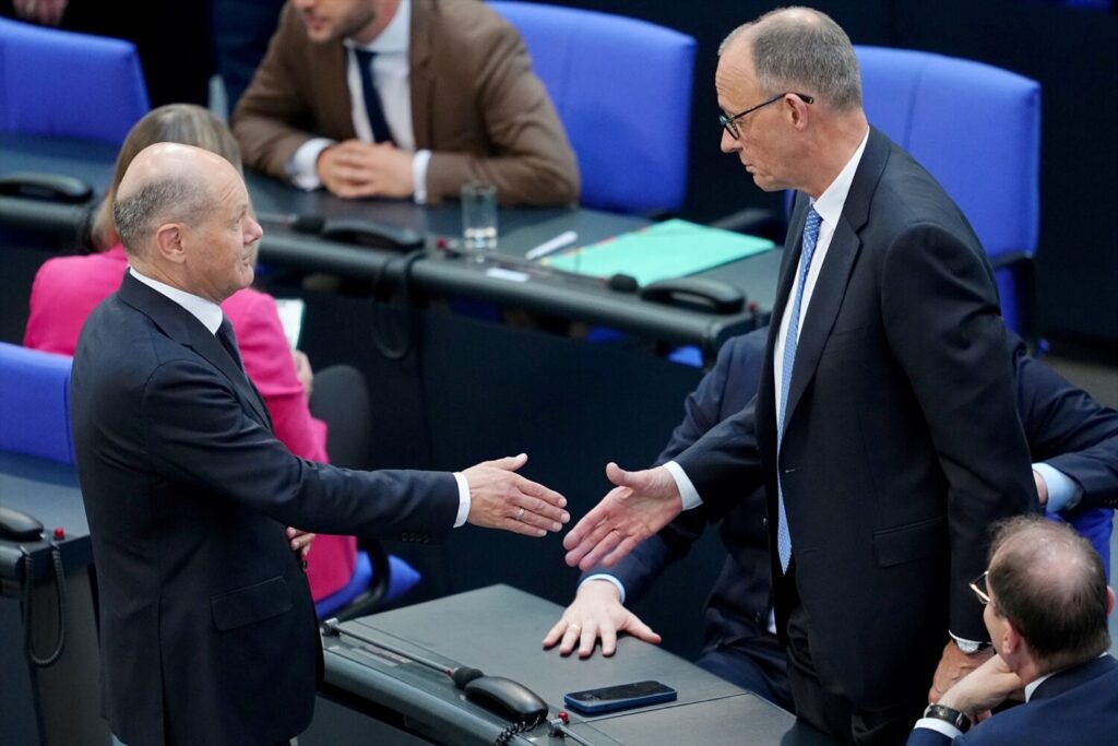 Merz elegido canciller de Alemania en el segundo intento. El canciller saliente de Alemania, Olaf Scholz, saluda a su sustituto, Friedrich Merz/ Kay Nietfeld/dpa- Europa Press.