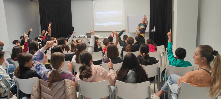 ‘Canarias, 1500 Km de Costa’ forma a 200 jóvenes bilbaínos como guardavidas de honor