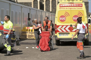 Trabajo de los servicios de emergencias tras el vuelvo del cayuco en El Hierro. Imagen EFE/ Gelmert Finol