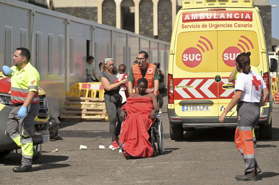 Trabajo de los servicios de emergencias tras el vuelvo del cayuco en El Hierro. Imagen EFE/ Gelmert Finol