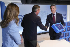 El líder del Partido Popular, Alberto Núñez Feijóo, presenta 94.501 avales de militantes para revalidar su cargo como presidente de la formación