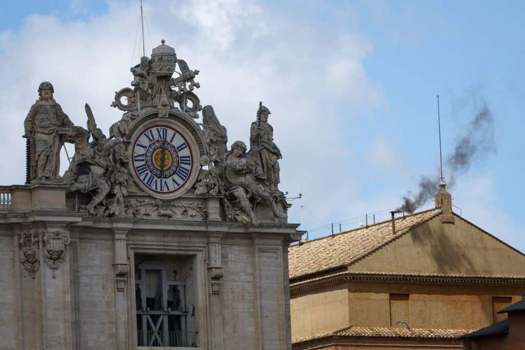 Fumata negra en el Vaticanos, Es la segunda. Reuters
