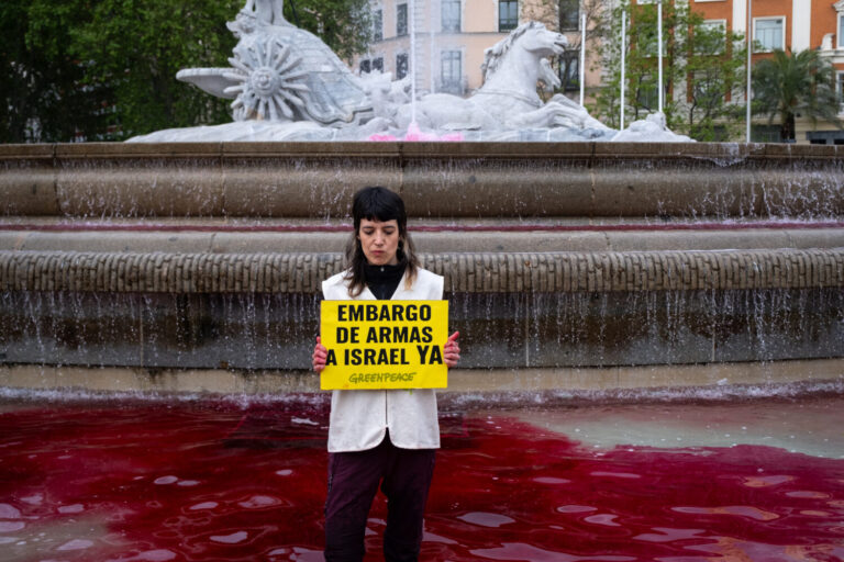 Greenpeace tiñe de rojo la fuente de Neptuno para exigir un embargo de armas a Israel