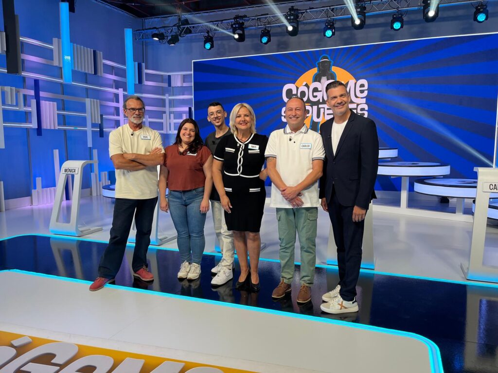 De izquierda a derecha: los concursantes Pepe, Mónica Ale, Nati y Carlos junto al presentador Dani Calero en el plató de 'Cógeme si puedes'
