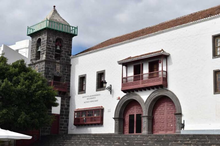 Repique de campanas para anunciar la Bajada de la Virgen de Las Nieves