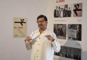 La Fundación Chirino celebra la ‘plástica revolucionaria’ del grupo El Paso. Jesús M. Castaño, ante las fotografías de los miembros de El Paso y el cartel de la última exposición del grupo en la Galería L'Attico, en Roma/ Fundación Martín Chirino.