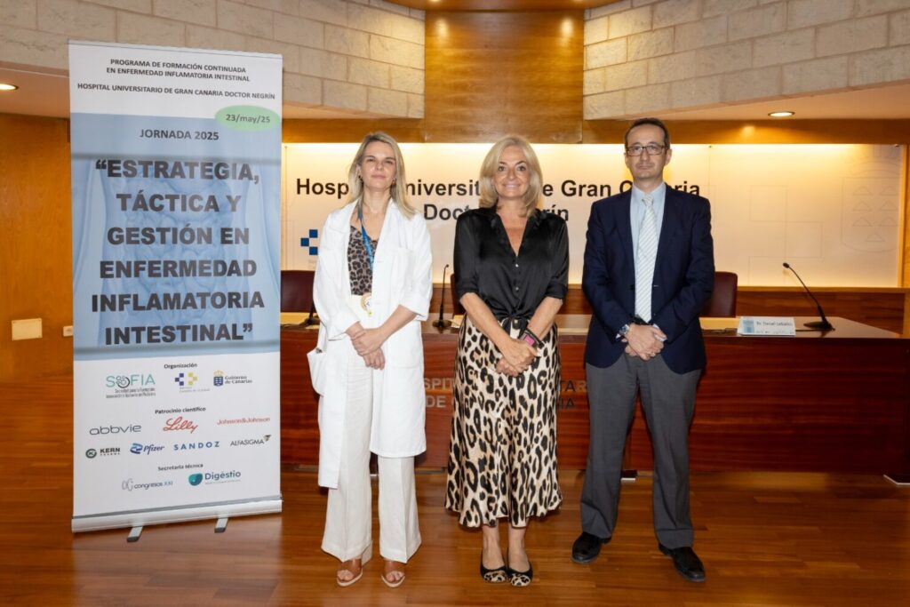 El Negrín analiza los avances en la patología inflamatoria intestinal. La consejera de Sanidad, en el centro de la imagen, junto al doctor Ceballos y la doctora García/ Consejería de Sanidad.
