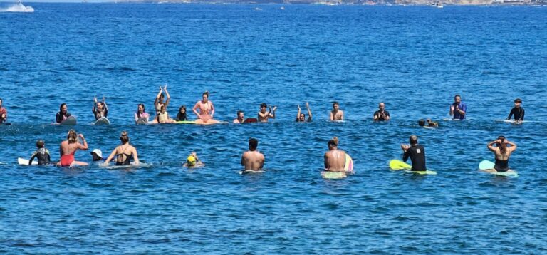 Más de un centenar de personas se concentran en Adeje por la existencia de vertidos al mar
