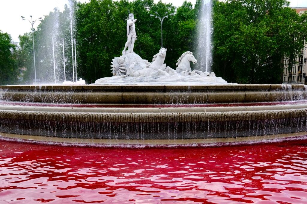 Estado en el quedó la fuente de Neptuno tras la protesta ecologista