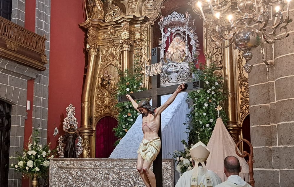 La Virgen del Pino desciende este martes desde su camarín. Imagen RTVC
