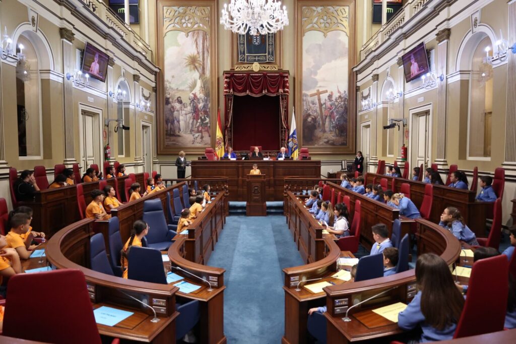 Setenta escolares de todas las islas protagonizan un pleno en el parlamento y toman la palabra para sacar adelante ocho mociones