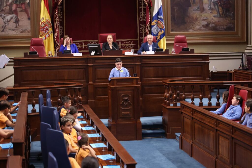 Setenta escolares toman la palabra en el Parlamento y sacan adelante ocho mociones sobre la utilización de las pantallas