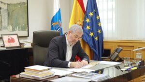 El presidente de Canarias, Fernando Clavijo, en su despacho durante la grabación de Ruta 2035