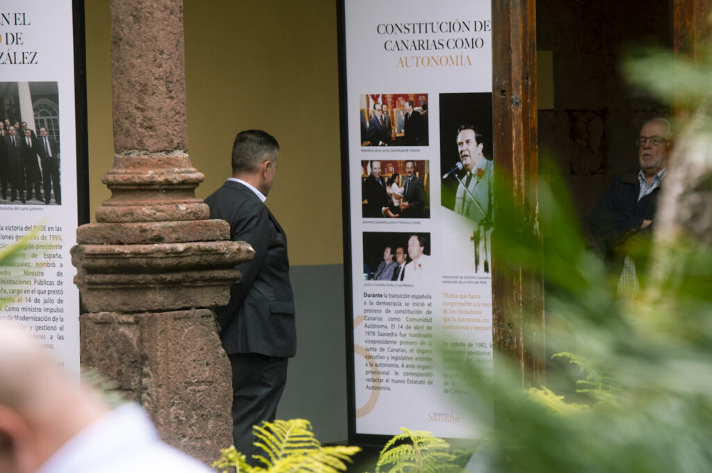 La Laguna acoge una exposición sobre Jerónimo Saavedra que une arte y política
