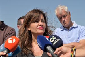 La ministra de Juventud e Infancia, Sira Rego (c), ha visitado estar tarde el puerto de La Restinga, acompañada por el presidente del Cabildo de El Hierro, Alpidio Armas (1d), para interesarse por la tragedia que horas antes le costó la vida a cuatro mujeres y tres niñas al volcar un cayuco mientras sus ocupantes desembarcaban en el muelle. EFE/ Gelmert Finol