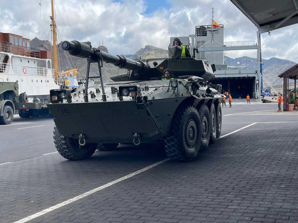 Llegada de vehículos pesados del Ejército de Tierra al Puerto de Santa Cruz de Tenerife con motivo del Día de las Fuerzas Armadas 2025