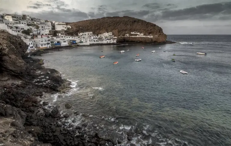 Los vecinos de Tufia denuncian la masificación de la playa
