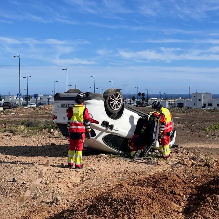 Un vehículo vuelca en la carretera LZ-2