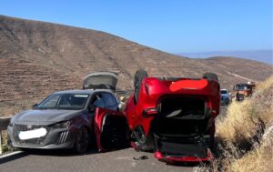 Los efectivos de Emergencias de Lanzarote cuando llegaron al lugar del accidente comprobaron que los ocupantes del coche volcado estaban ilesos