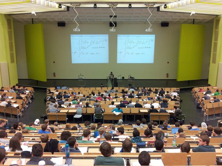 Universidades PAU. La Comisión Ejecutiva de la Sectorial de Asuntos Estudiantiles de CRUE pretende alcanzar el máximo consenso y garantizar una mayor equidad en las pruebas de 2026. Imagen CRUE