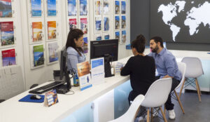 Por cada euro producido por las agencias de viaje, la economía canaria recibe algo más de tres euros adicionales
