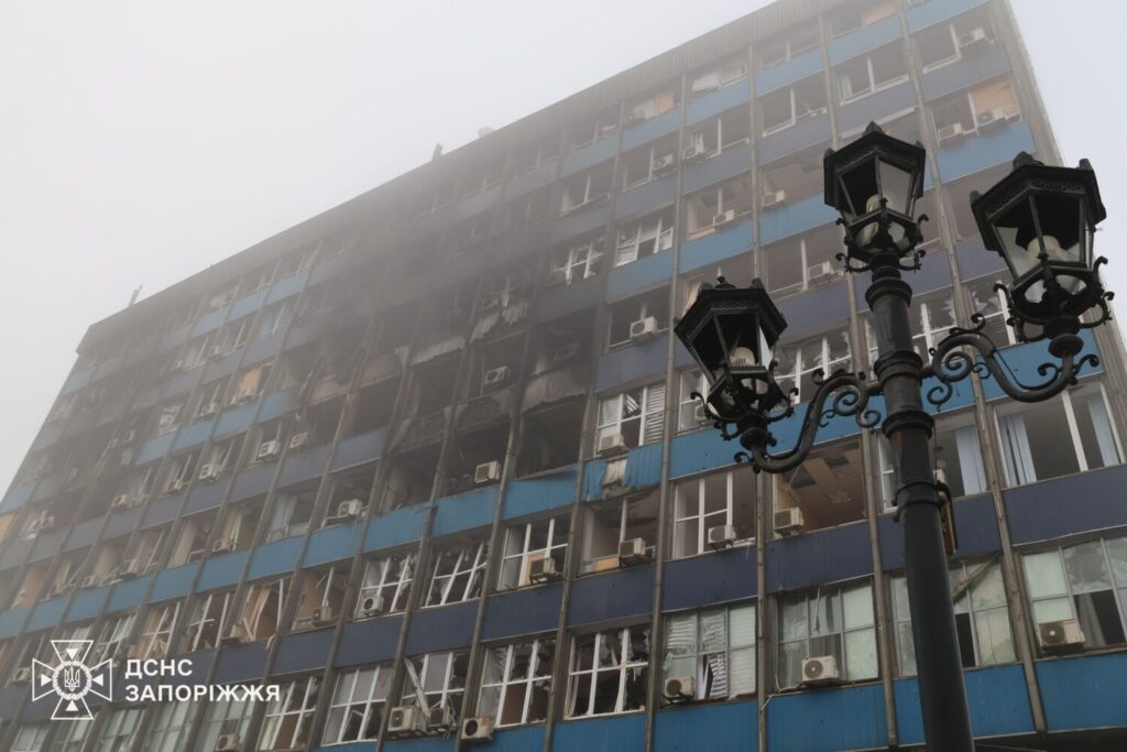 Según ha comunicado el gobernador de la región, el ataque ruso atacaron varios edificios residenciales con misiles