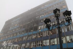 Según ha comunicado el gobernador de la región, el ataque ruso atacaron varios edificios residenciales con misiles