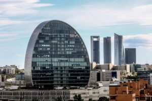 En Canarias hay 1.100 trabajadores entre las dos entidades bancarias, que viven con preocupación e incertidumbre esta fusión