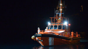 Salvamento rescata a 65 inmigrantes subsaharianos de una patera que se dirigía a Lanzarote