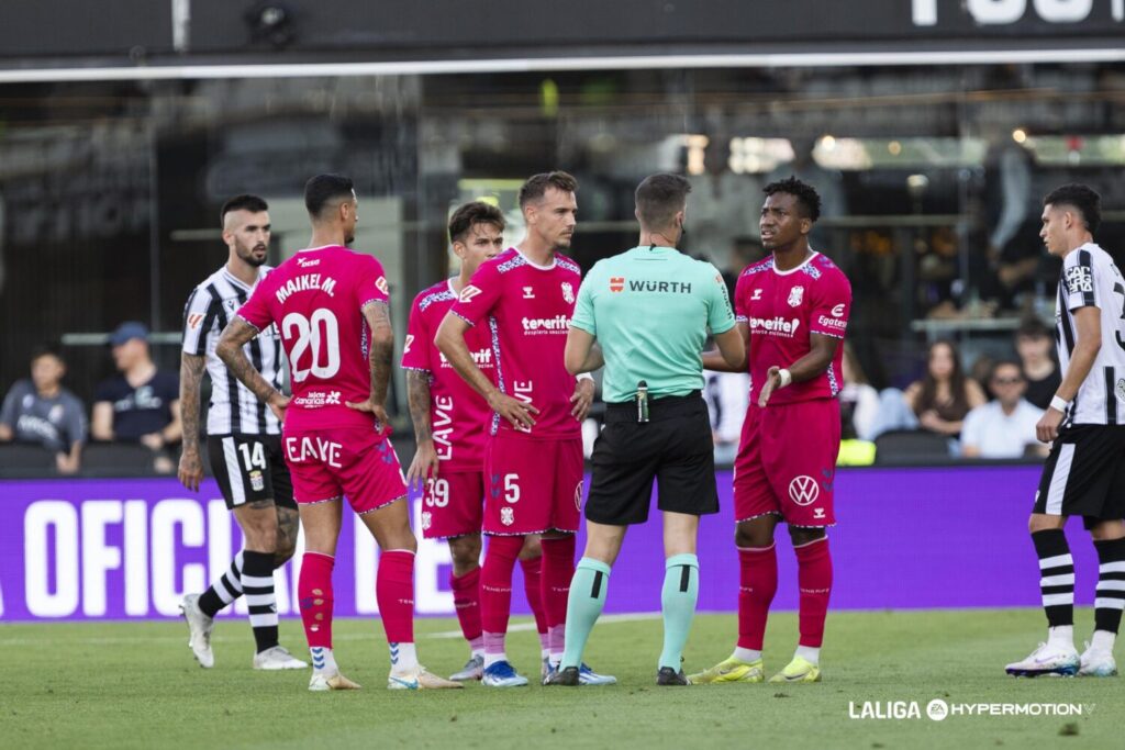 Landázuri habla con el árbitro durante el partido frente al Cartagena tras sacarle tarjeta roja / CD Tenerife