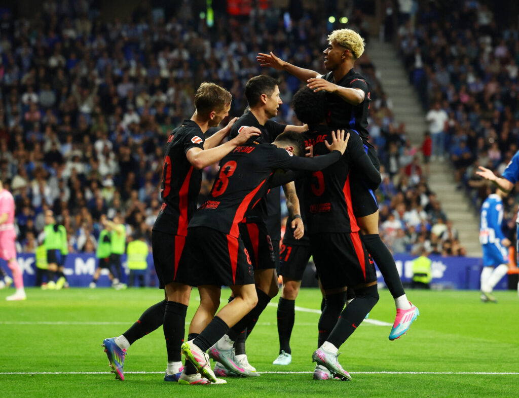 Los jugadores del FC Barcelona celebran el primer gol marcado por Lamine Yamal en el partido en el que han conseguido el título de liga / Reuters
