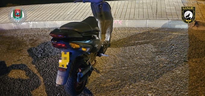 Detenidos dos varones por circular en un ciclomotor con la matrícula falsificada