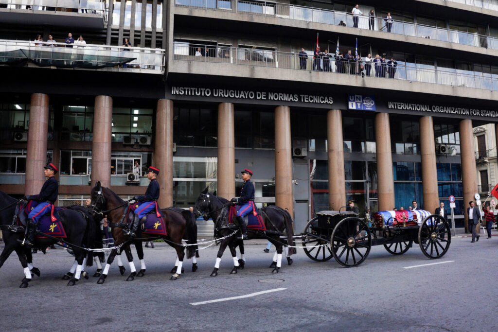 Un coche fúnebre que transporta el cuerpo del expresidente uruguayo José "Pepe" Mujica sale de la Plaza Independencia rumbo al Palacio Legislativo, en Montevideo, Uruguay, el 14 de mayo de 2025. REUTERS/Andrés Cuenca