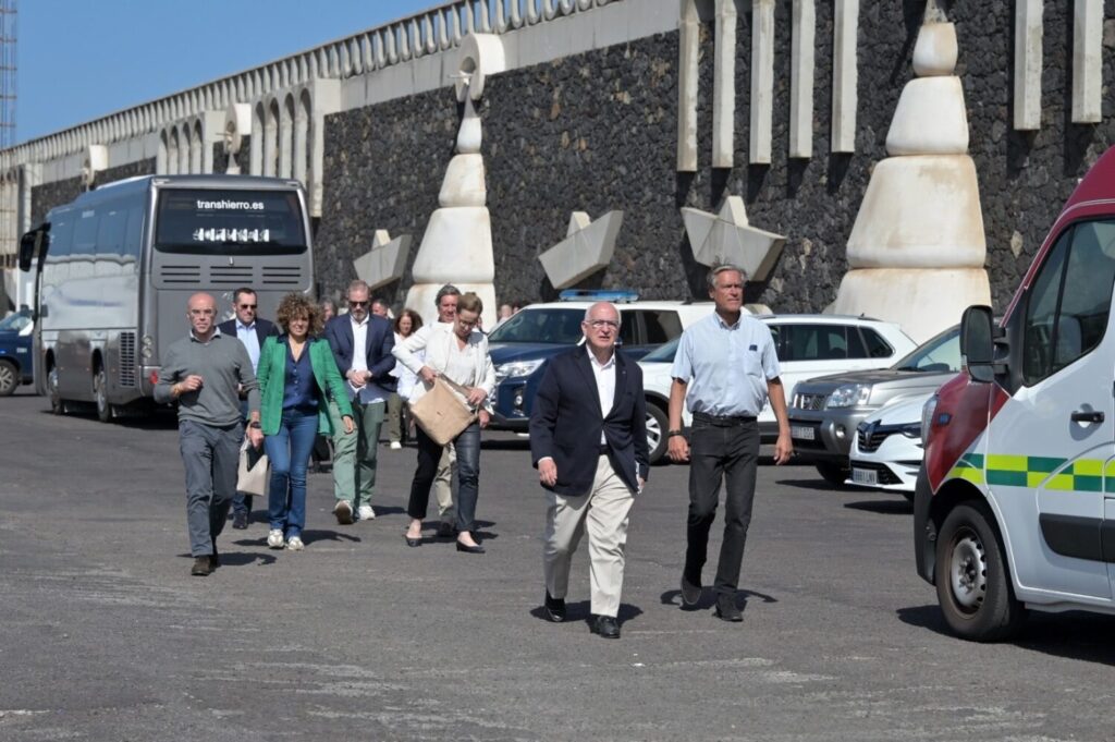 Una delegación de eurodiputados, a su llegada al puerto de La Restinga para conocer la crisis migratoria en El Hierro. Imagen Europa Press