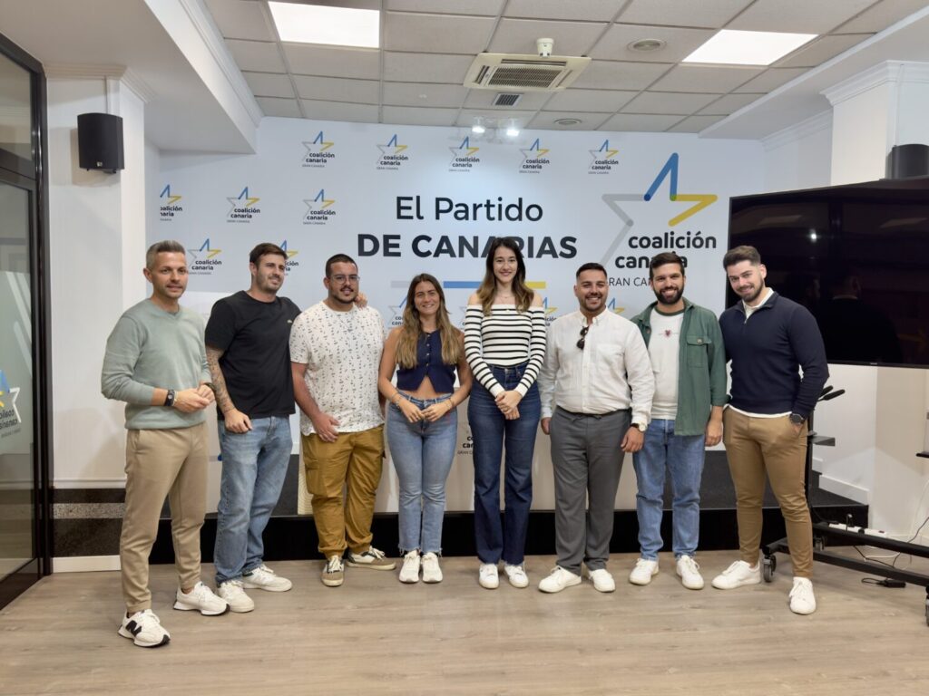 Parte del equipo de la candidatura de Pablo Rodríguez que ha entregado los avales / CC Gran Canaria