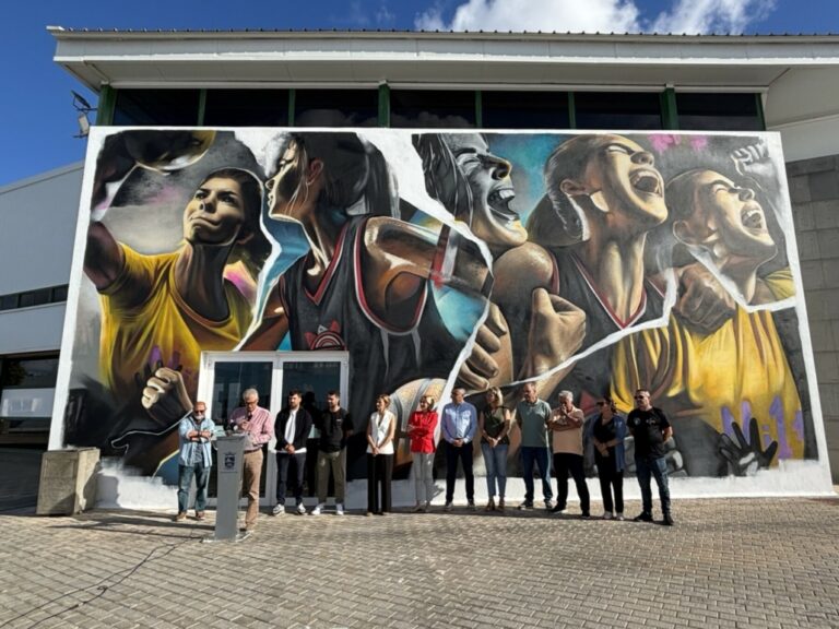 Un mural del grafitero Erik Air viste el Pabellón de Deportes de Tías