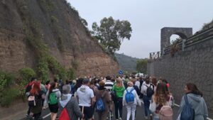Cientos de fieles acompañan a la virgen