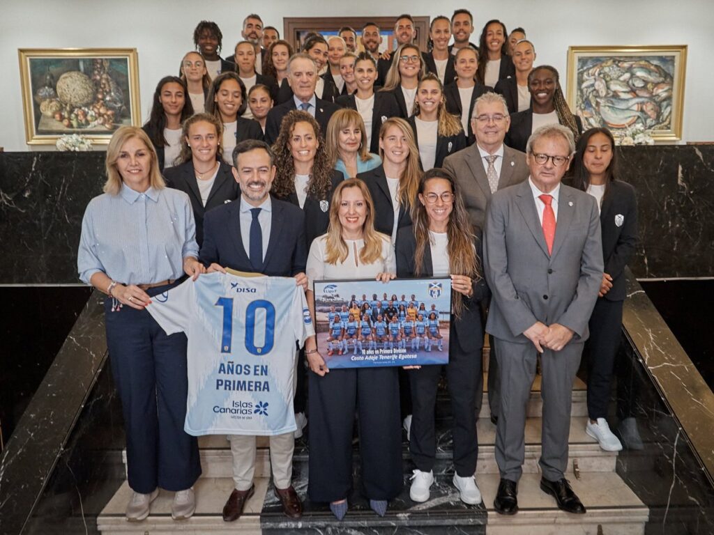 Las jugadoras y parte de la directiva del Costa Adeje Tenerife han recibido este lunes un reconocimiento por sus diez años en Primera División en el Cabildo de Tenerife / Cabildo de Tenerife