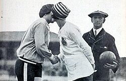 Mujeres diputando un partido de fútbol.