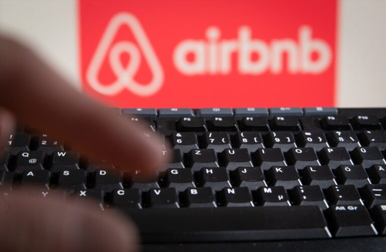 Consumo logra retirar 65.000 anuncios ilegales de Airbnb