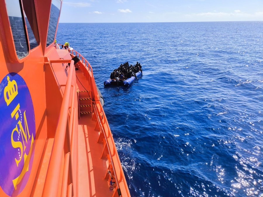 Rescatan a 90 personas a kilómetros de Lanzarote