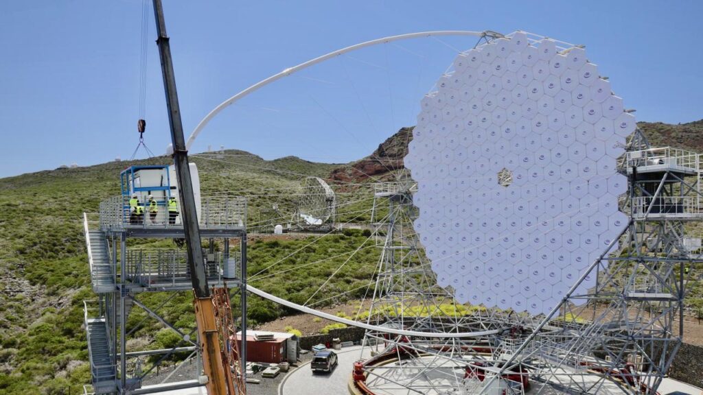 El Observatorio del Roque de los Muchachos instala la cámara del LST-4, uno de sus telescopios