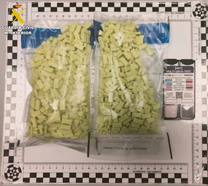 Los dos detenidos intentaron transportar en un vehículo 920 pastillas de éxtasis con un peso de 362, 12 gramos en la localidad de Santa María de Guía