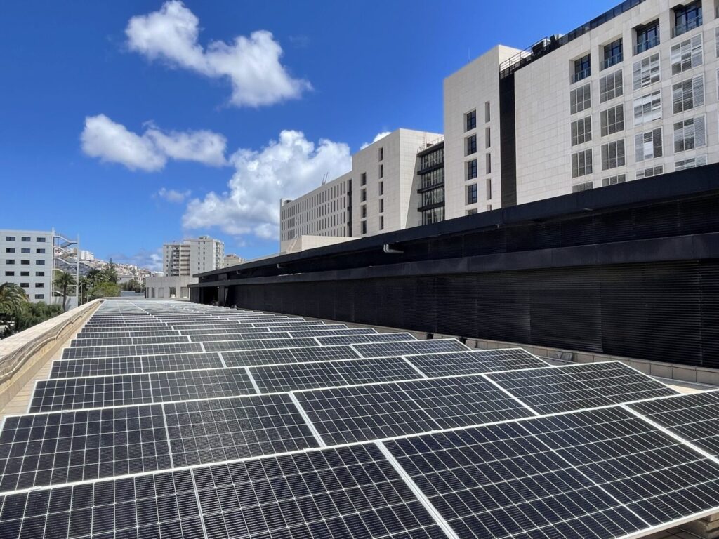Sanidad instalará casi 870 paneles fotovoltaicos en el Hospital Insular Materno-Infantil (Gran Canaria)