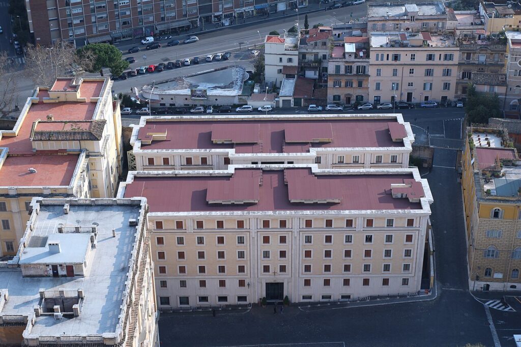 La Casa de Santa Marta: es un edificio construido en 1996, adyacente a la basílica de San Pedro, en la Ciudad del Vaticano. Conocida principalmente por ser la residencia de los cardenales electores durante los cónclaves a partir de su designación como tal por el propio Juan Pablo II .